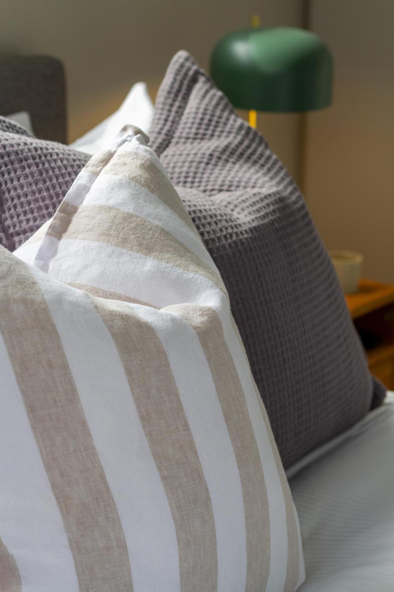 Latimer Square Luxe: 1Br W/ Sofa Bed ไครสต์เชิร์ช ภายนอก รูปภาพ